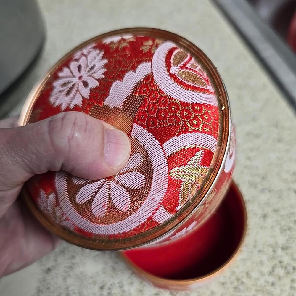 Japanese Kimono Fabric Trinket Box Vtg Round Padded Lid Komono Ire Red 4"×2" - Picture 10 of 15